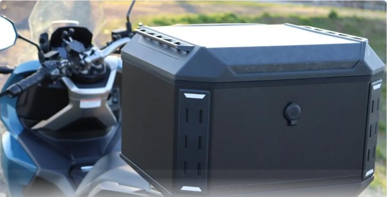 FURCHTLOSアルミトップケース「RANGER 50L」をADV160に装着した様子